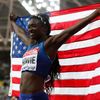 Američanka Tori Bowieová slaví zlatou medaili ze sprintu na 100 metrů na MS v Londýně