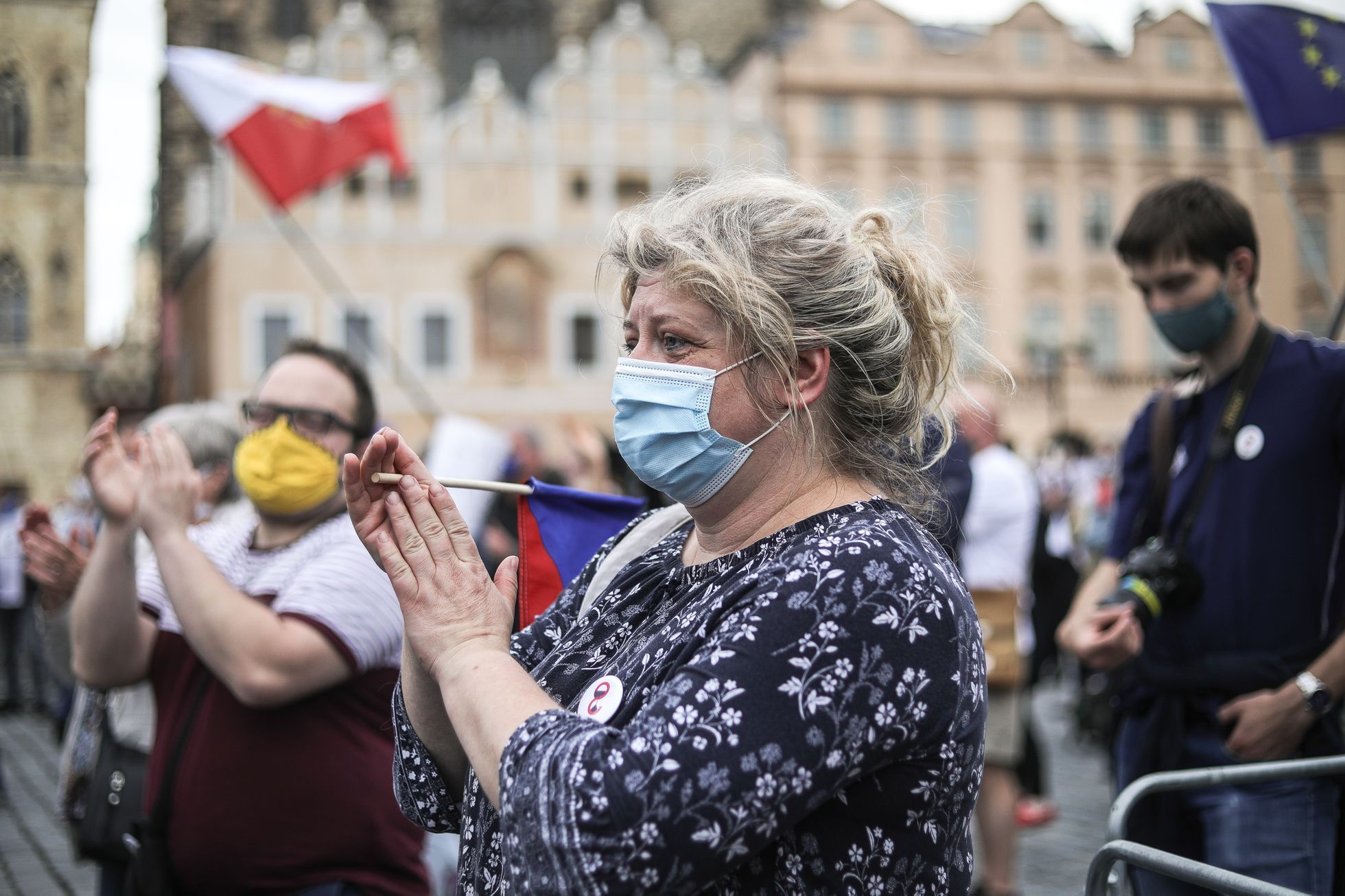 Demonstrace Milion chvilek pro demokracii - roušky, rozestupy, Andrej Babiš