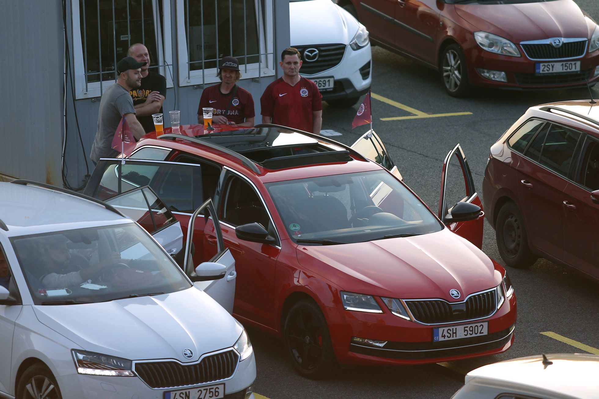 Autokino na Strahově, kde fanoušci sledovali ligový zápas Sparty s Plzní