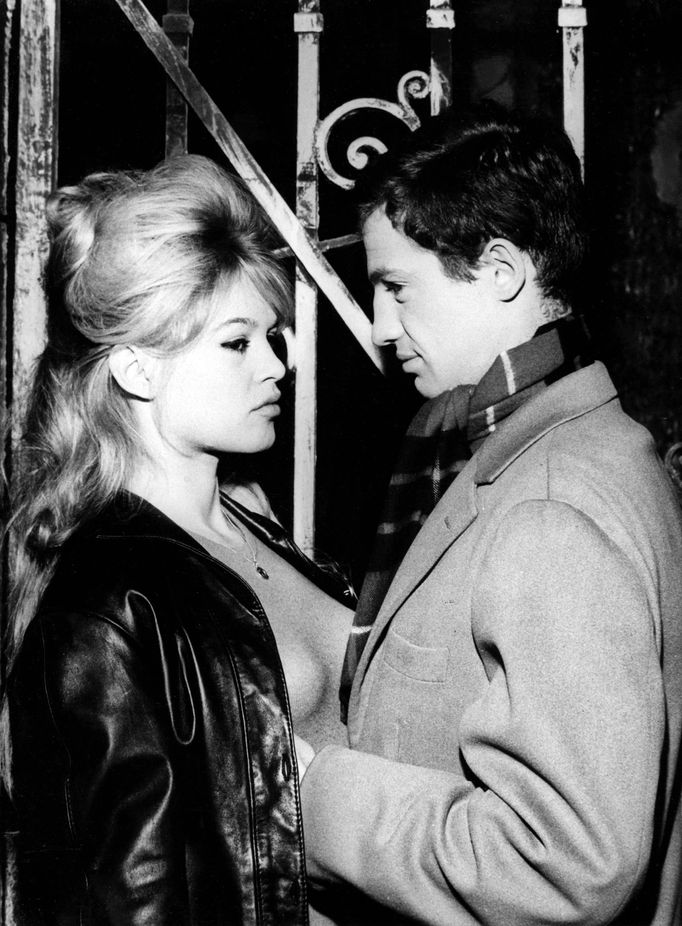 Brigitte Bardot a Jean-Paul Belmondo ve filmu Pravda z roku 1960.