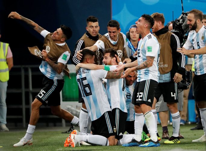 MS ve fotbale 2018: Marcos Rojo slaví gól Argentiny proti Nigérii