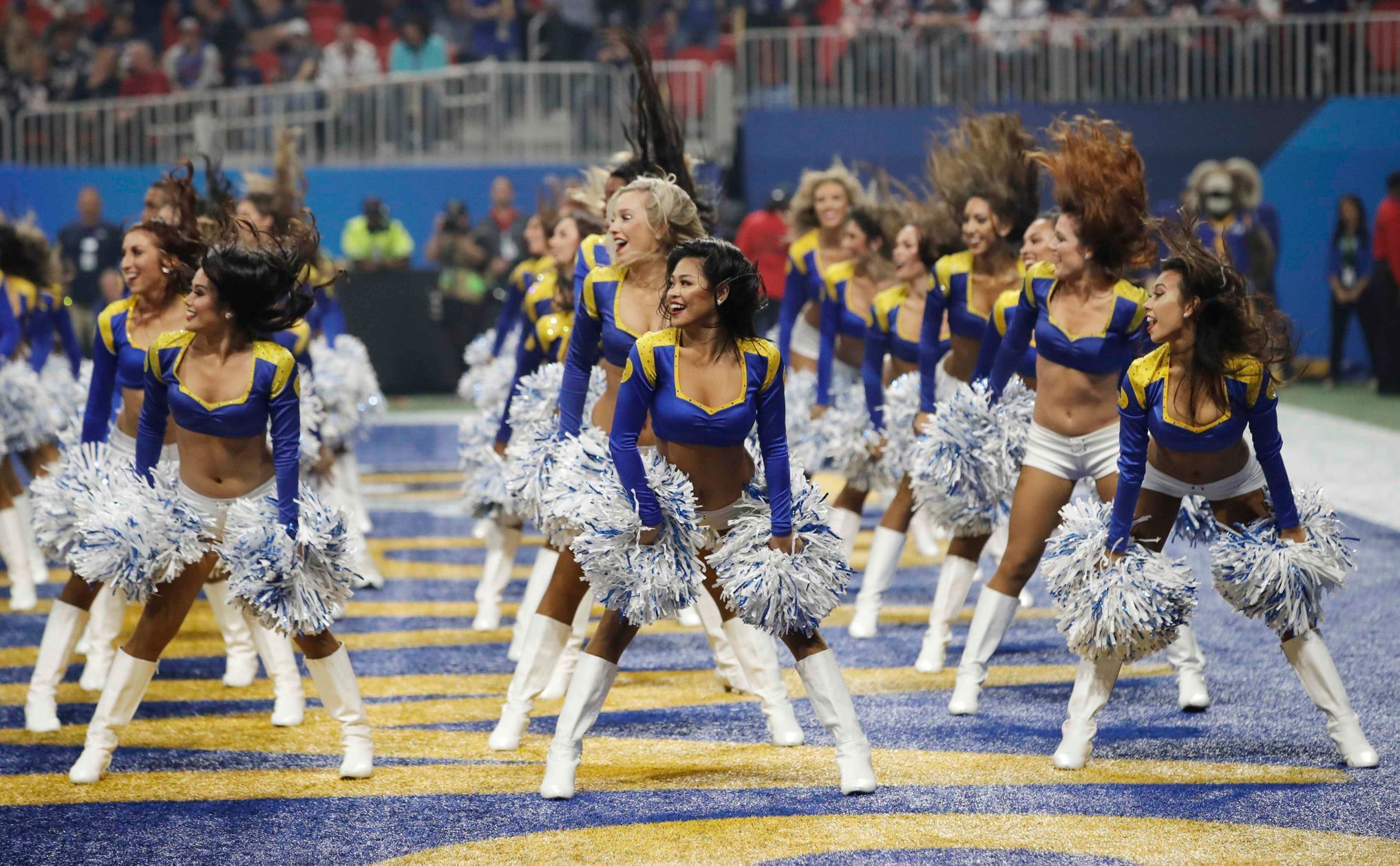 Tým cheerleaders Los Angeles Rams na Super Bowlu LIII