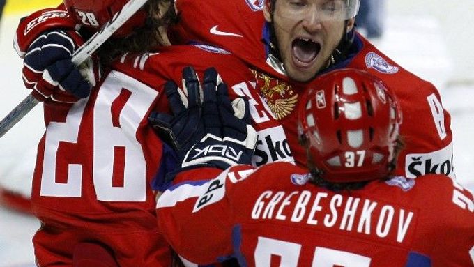 Ruští hokejisté slaví úvodní gól Alexandra Sjomina (vlevo): Ovečkin (uprostřed) a přijíždějící Denis Grebeškov.