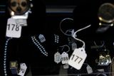 13. 11. - Na Manhattanu se prodávaly šperky exfinančníka Madoffa. Podrobnosti o dražbě zabavených Madoffových věcí se můžete dozvědět - zde