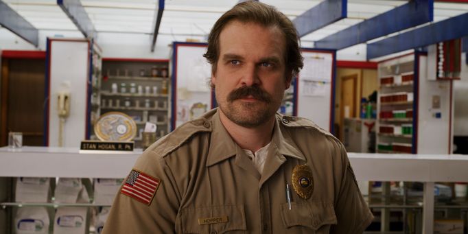 Policejního náčelníka Jima Hoppera hraje David Harbour.