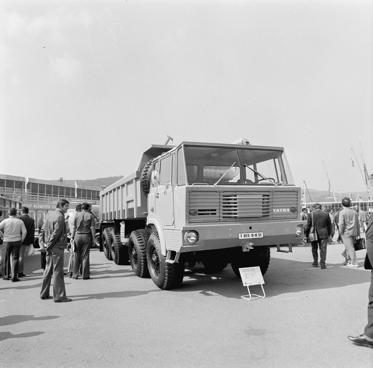 Nákladní automobil Tatra 813. XVII. mezinárodní strojírenský veletrh v Brně. Rok 1975.