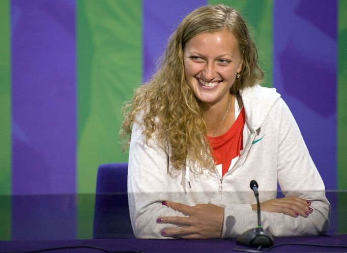 Česká tenistka Petra Kvitová na tiskové konferenci během Wimbledonu 2012.