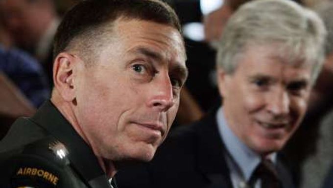 Generál David Petraeus a velvyslanec Ryan Crocker (vpravo) před americkými kongresmany