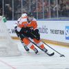 NHL v Praze: Philadelphia - Chicago: Michael Raffl (v oranžovém)