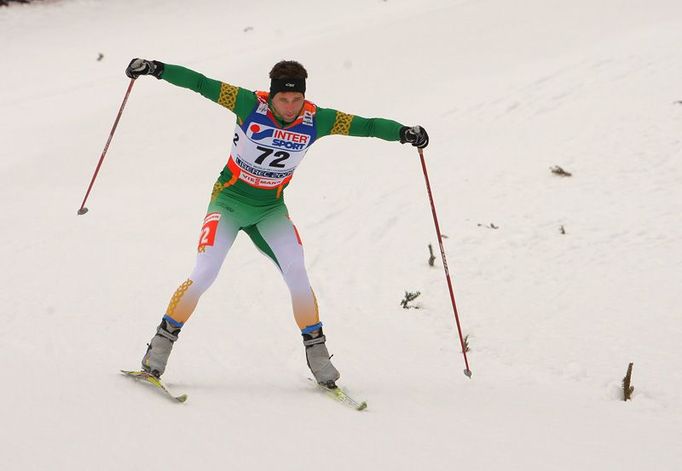 Fanoušci měli své miláčky nejen na čele, ale i na chvostu startovního pole. Stejné ovace jako Bauer nebo fenomenální Northug sklízeli na tratích ve Vesci hrdinští lyžaři z nelyžařských zemí. Na snímku Paul Griffin z Irska při maratonu na 50km. Po dvaceti kilometrech jej čelo závodu předjelo o kolo a on musel ze závodu odstoupit.