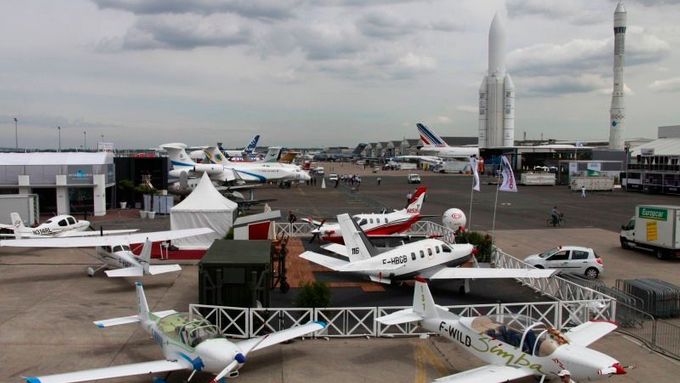 Paříž zažila premiéru, Rusové ukázali Suchoj Superjet 100