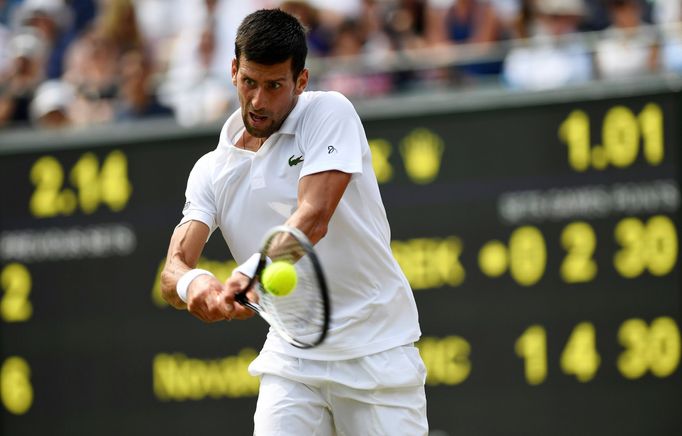 Novak Djokovič ve druhém kole Wimbledonu 2017 proti Adamu Pavláskovi.