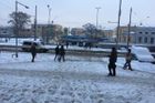 Nasněžilo až 15 centimetrů. Řidiče trápí silný vítr, v Brně kolabuje hromadná doprava