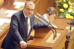 Opozice svolala mimořádnou schůzi. Poslanci budou diskutovat o zahraniční politice a odkladu EET