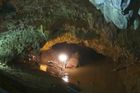 Chlapce vynášeli v nosítkách. Záchranáři zveřejnili video ze záchranné akce v thajské jeskyni