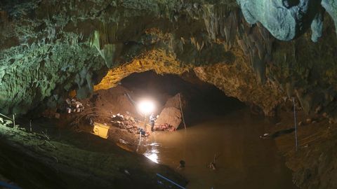 Chlapce vynášeli v nosítkách. Záchranáři zveřejnili video ze záchranné akce v thajské jeskyni