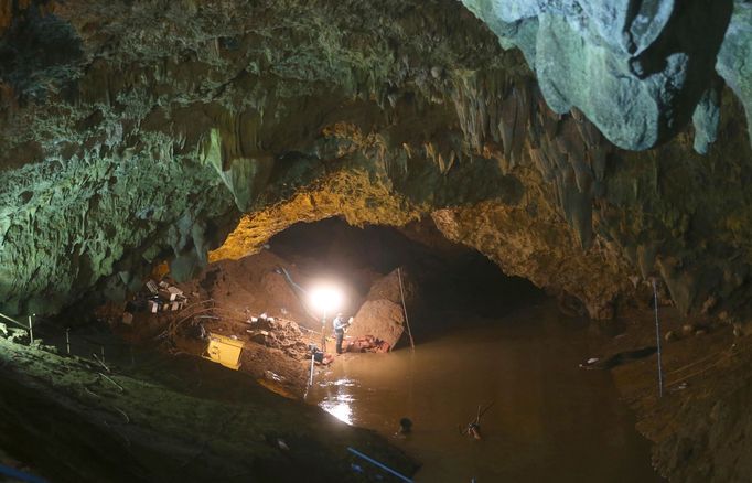 Fotografie ze záchranné operace v Thajsku, během níž byl z rozsáhlé jeskyně na severu země vysvobozen dětský fotbalový tým. Rok 2018.