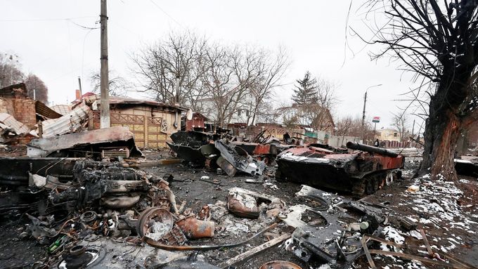 Zničená vojenská technika ve městě Buča. Právě do tohoto města směřoval štáb britských novinářů.
