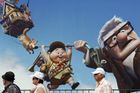 Hvězdy na středečním slavnostním startu festivalu v Cannes dostaly po procházce na červeném koberci neobvyklý doplněk - 3D brýle. Vůbec poprvé v historii totiž přehlídku zahájil animovaný film, trojrozměrný snímek Vzhůru do oblak od studia Pixar.