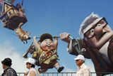 Hvězdy na středečním slavnostním startu festivalu v Cannes dostaly po procházce na červeném koberci neobvyklý doplněk - 3D brýle. Vůbec poprvé v historii totiž přehlídku zahájil animovaný film, trojrozměrný snímek Vzhůru do oblak od studia Pixar.