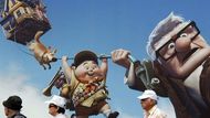 Hvězdy na středečním slavnostním startu festivalu v Cannes dostaly po procházce na červeném koberci neobvyklý doplněk - 3D brýle. Vůbec poprvé v historii totiž přehlídku zahájil animovaný film, trojrozměrný snímek Vzhůru do oblak od studia Pixar.