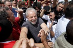 Odsouzený za korupci, přesto může být prezidentem. Lula je favoritem brazilských voleb