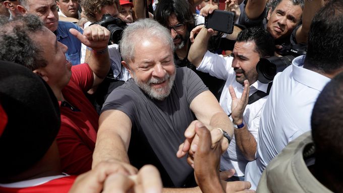 Brazilský exprezident Luiz Inácio Lula da Silva je i přes korupční skandál favoritem voleb.