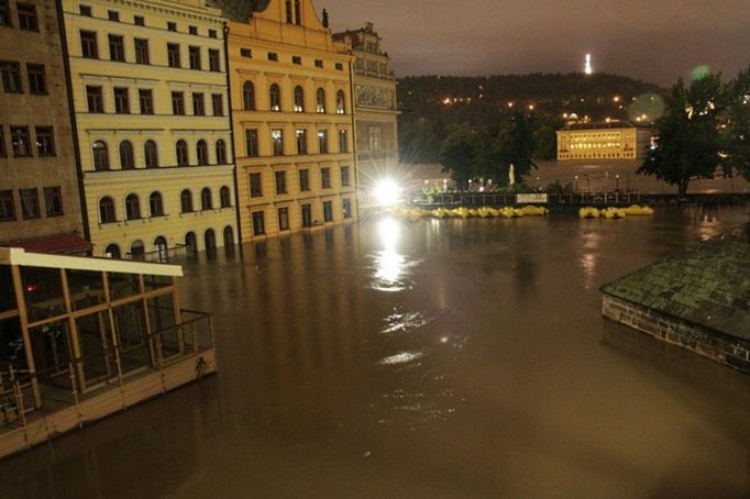 A toto je Klub Lávka, vyhledávaný i kvůli skvělým výhledům na Vltavu a Pražský hrad...