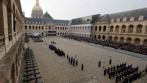 Pařížská Invalidovna - pietní akce za oběti útoků ze 13. listopadu.