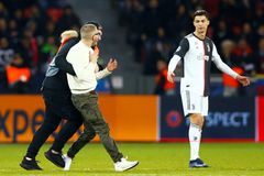 O tuhle selfie Ronaldo nestál. Rozezlenou hvězdu uklidňoval i Buffon