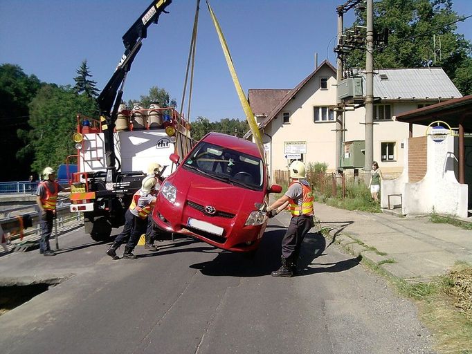 Dnes v 9:18 hodin bylo hasičům ohlášeno, že v ulici Hejnická v Raspenavě spadlo auto do ,,díry" v komunikaci. Díra však v reálu představovala čtyřmetrový výkop, ve kterém auto zůstalo zcela uvězněné.