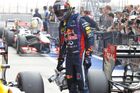 Sebastian Vettel si hned po vítězné kvalifikaci zahrál mechanika. Protože do parc fermé nesmí z týmu nikdo kromě jezdců, musel sám ochlazovat přehřáté brzdy svého Red Bullu.