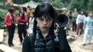 Jenna Ortega jako hlavní hrdinka komediálně-hororového seriálu Wednesday 2.