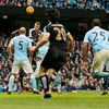 Robert Huth z Leicesteru dává třetí gól do sítě Manchesteru City
