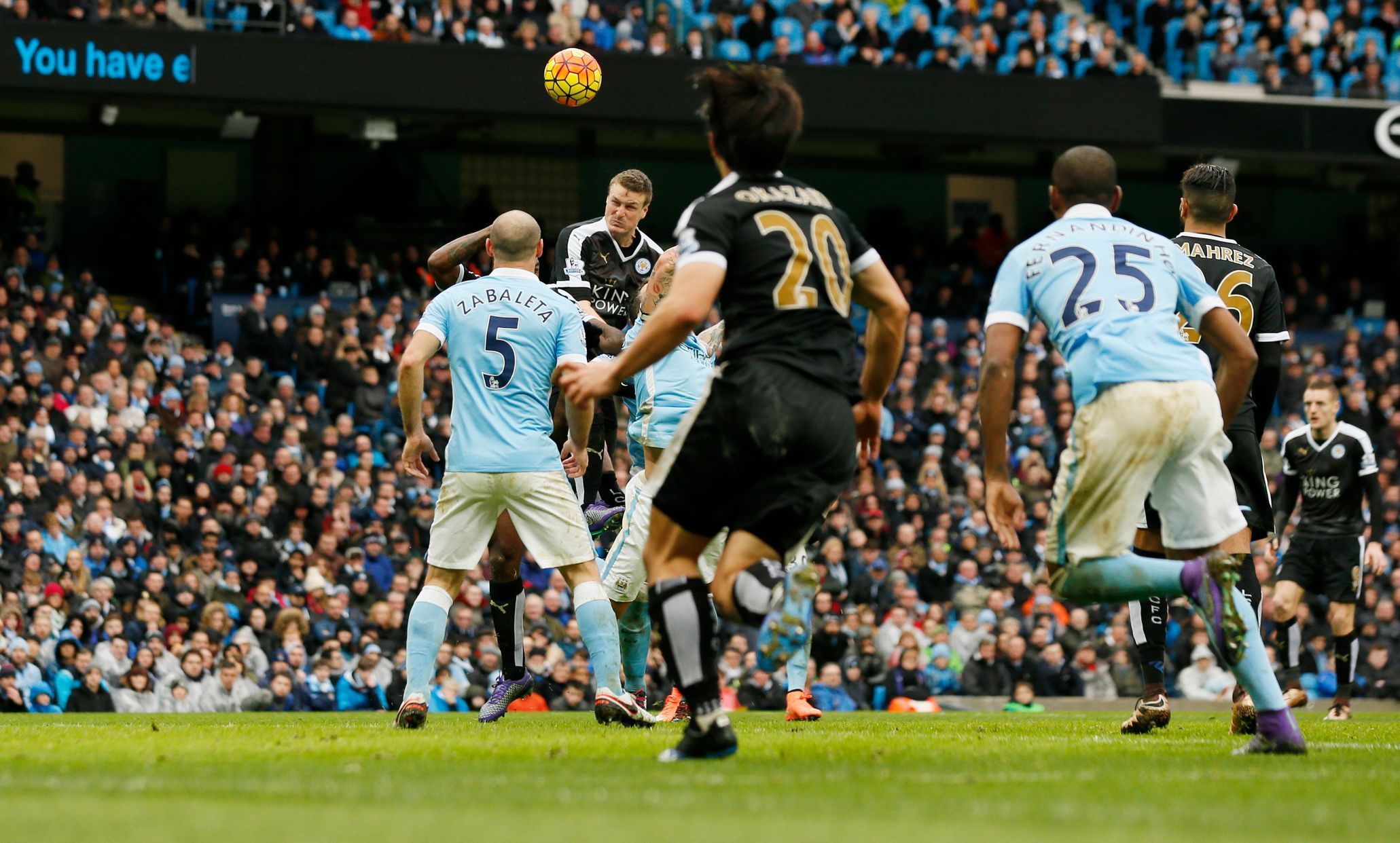 Robert Huth z Leicesteru dává třetí gól do sítě Manchesteru City