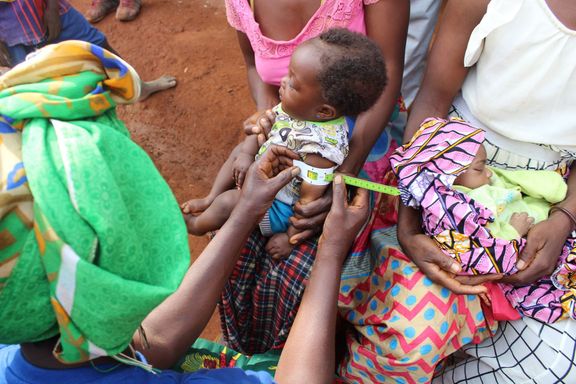 Zdravotničtí dobrovolníci v Zambii každý měsíc měří a váží děti.