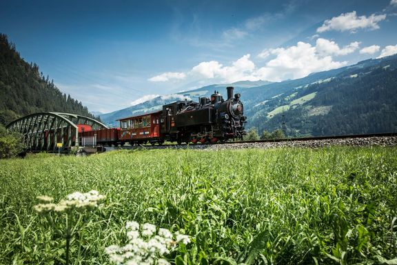 Parní vlak brázdící Zillertal