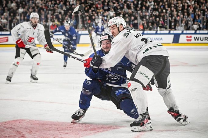 Dominic Zwerger (vlevo) v souboji s Janem Kolářem