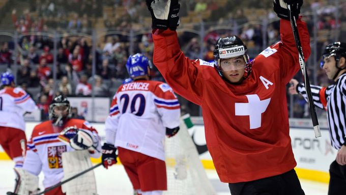 Kevin Fiala střílí gól českým juniorům na hokejovém mistrovství světa v Kanadě.