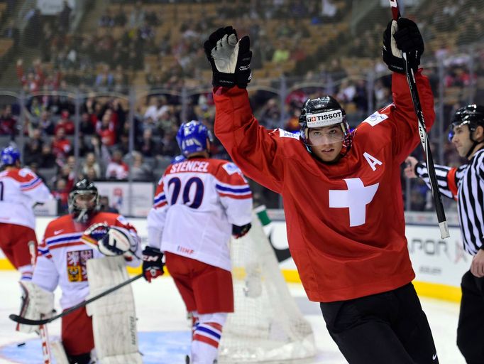 Kevin Fiala střílí gól českým juniorům na hokejovém mistrovství světa v Kanadě.