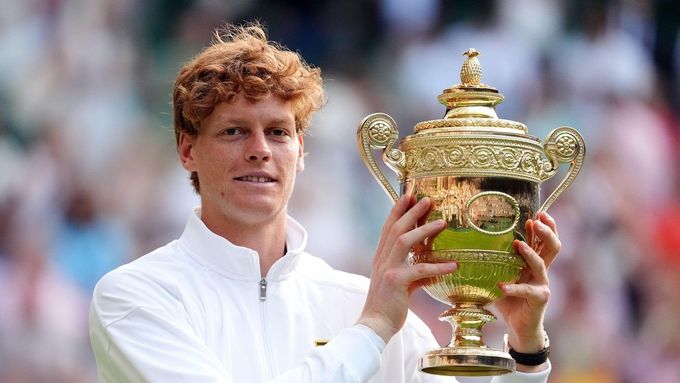 Jannik Sinner s trofejí pro vítěze Wimbledonu 2025