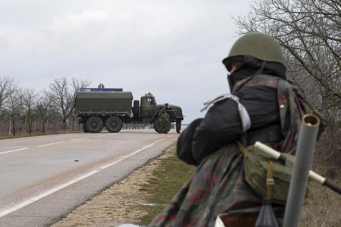 Mezinárodní letiště Belbek využívá i ukrajinská armáda. Teď vstup na letiště kontrolují ozbrojenci.