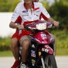 Testy v Sepangu: Valentino Rossi na motocyklu s členem svého týmu