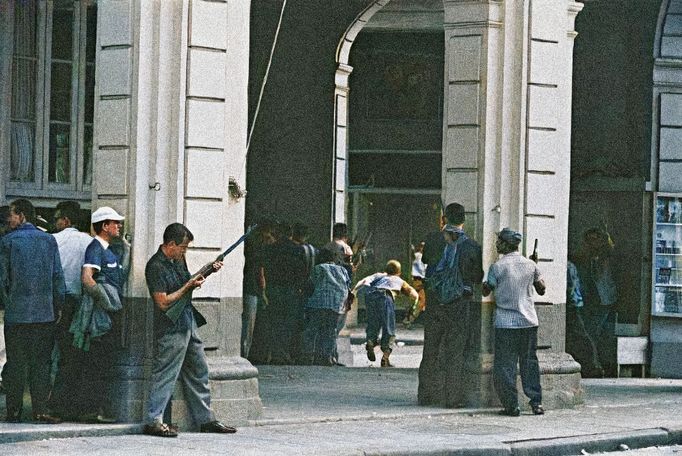 Na Nový rok v Havaně panuje zmatek, do ulic vycházejí Castrovi příznivci s jakýmikoliv dostupnými zbraněmi. 1959. Kolorováno