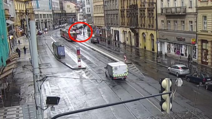Řidič Audi vjel v Praze do zákazu vjezdu a ohrozil ženu na přechodu. Okamžitě se do stíhání zapojili městští strážníci s autem, kterým vozí botičky.