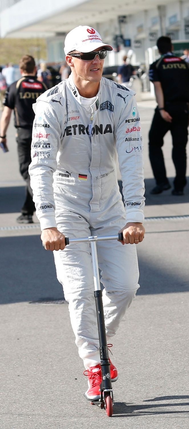 Jezdec F1 Michael Schumacher před závodem Velké ceny Japonska 2012.