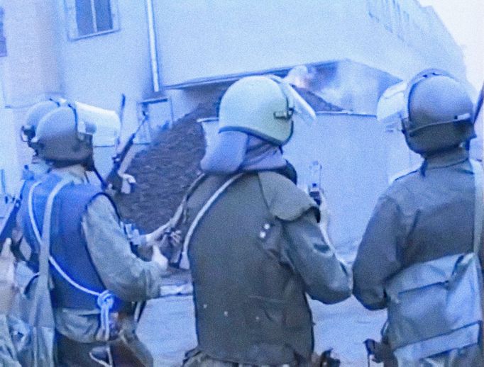 Fotoreprodukce z dobového VHS videozáznamu policejních složek ČSSR, který zachytil potlačení vzpoury vězňů ve věznici Leopoldov v březnu roku 1990.