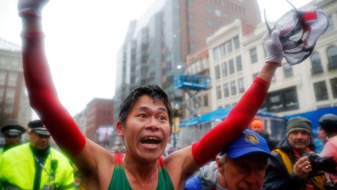 Japonský úředník Yuki Kawauchi slaví překvapivý triumf na Bostonském maratonu.