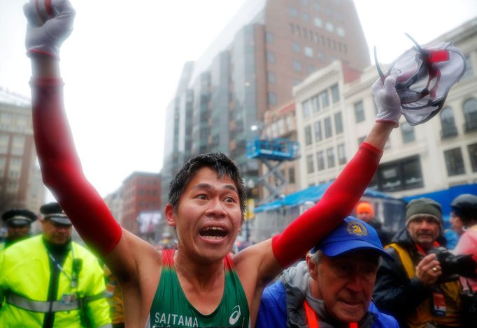 Japonský úředník Yuki Kawauchi slaví překvapivý triumf na Bostonském maratonu.