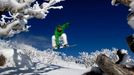 Snowboardista v resortu Perisher Snowy Mountains, 30. července 2009. Lidé mají většinou tendence trávit dovolenou na plážích Austrálie, ale výše položené oblasti se mohou pyšnit aktivní lyžařskou sezonou, která začíná v červnu a končí až v říjnu v celkem osmi lyžařských resortech.